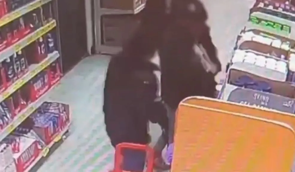 En Santa Fe: capturan a nueve extranjeros tras hurtar un supermercado Un intento de robo bajo la modalidad de "mechero" fue frustrado por la Policía en el barrio San Diego, donde nueve ciudadanos extranjeros fueron detenidos tras saquear un establecimiento comercial.