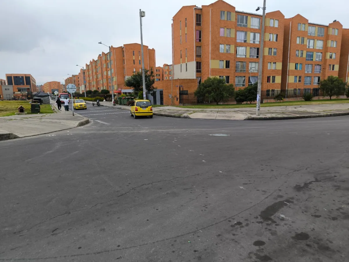 Soacha: más detalles del ataque sicarial que acabó con la vida de un taxista Diego Fernando Casas Marulanda, un taxista de 38 años, fue ultimado a tiros mientras cumplía una jornada laboral en el sector de Ciudad Verde, Soacha.