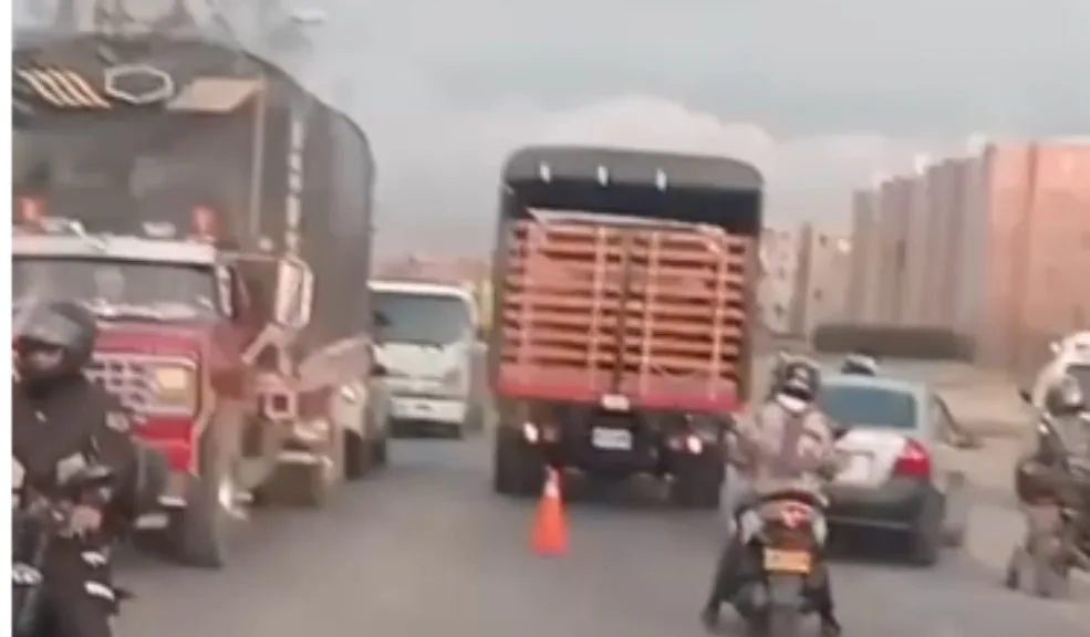 En Soacha: accidente entre motociclista y camión terminó en fatalidad En Soacha se presentó un accidente que terminó en fatalidad, tras la colisión entre un vehículo de carga y una motocicleta.