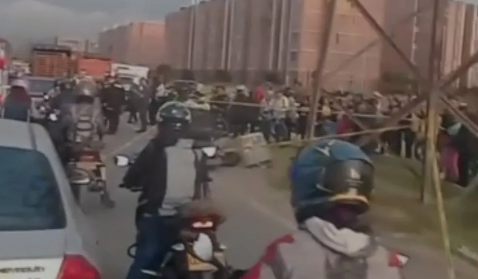 En Soacha: accidente entre motociclista y camión terminó en fatalidad En Soacha se presentó un accidente que terminó en fatalidad, tras la colisión entre un vehículo de carga y una motocicleta.