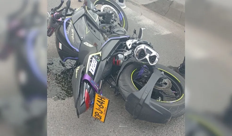 En Soacha: motociclista murió al chocar con un semáforo La tarde de este martes se tiñó de tragedia en el municipio de Soacha tras un violento siniestro vial que cobró la vida de un motociclista.
