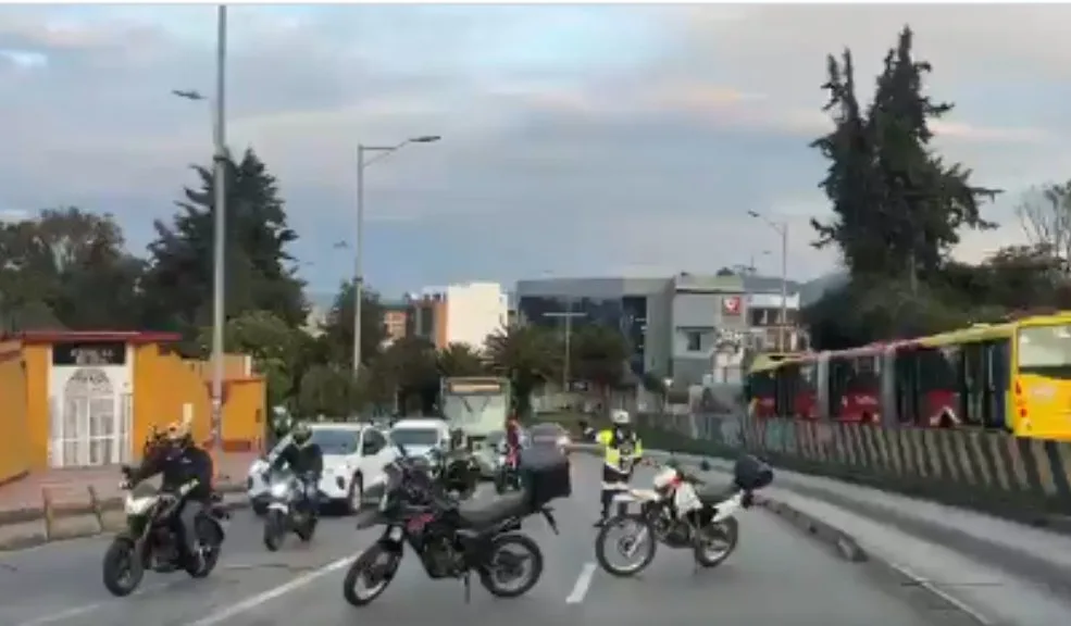En Suba: motociclista murió tras siniestro vial con un camión 2 En Suba: motociclista murió tras siniestro vial con un camión La movilidad en el noroccidente de Bogotá se vio gravemente afectada tras un fatal siniestro vial ocurrido en la madrugada de este martes 13 de enero.