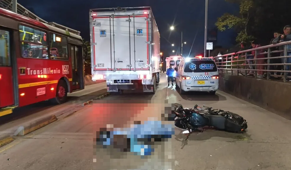 En Suba: motociclista murió tras siniestro vial con un camión 1 En Suba: motociclista murió tras siniestro vial con un camión La movilidad en el noroccidente de Bogotá se vio gravemente afectada tras un fatal siniestro vial ocurrido en la madrugada de este martes 13 de enero.