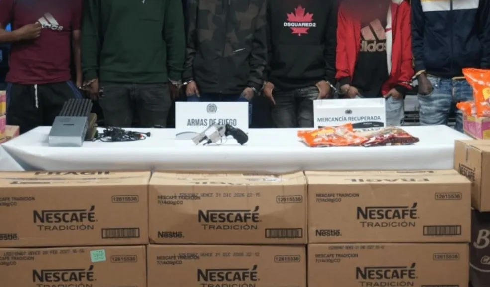 En Venecia ya no fuerzan chapas rompen paredes para robar Ocho personas fueron capturadas en flagrancia cuando intentaban hurtar un supermercado en el barrio Venecia, Tunjuelito, tras una alerta ciudadana a la línea 123.