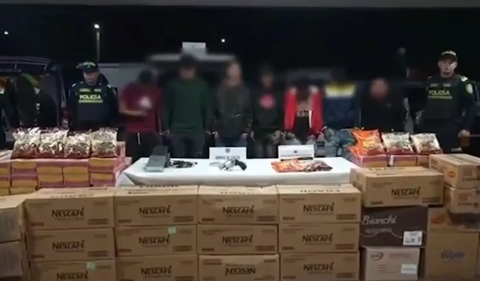 En Venecia ya no fuerzan chapas rompen paredes para robar Ocho personas fueron capturadas en flagrancia cuando intentaban hurtar un supermercado en el barrio Venecia, Tunjuelito, tras una alerta ciudadana a la línea 123.