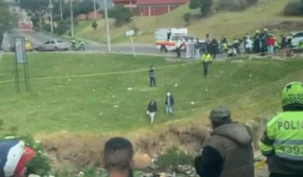 En Usme: ciclista perdió el control y murió tras caer a una quebrada La localidad de Usme amaneció con un trágico suceso este martes 13 de enero, luego de que un ciclista falleciera al caer al vacío en el cauce de la quebrada Yomasa.