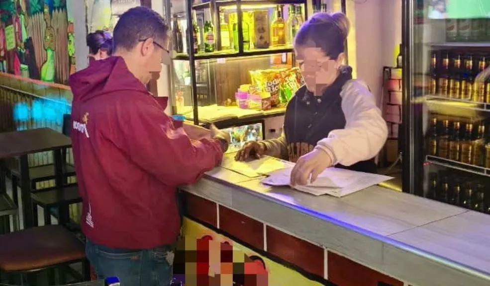 En el 20 de Julio: operativo incautó botellas adulteradas y suspendió bar En un bar del 20 de Julio (San Cristóbal), autoridades distritales decomisaron licor adulterado y suspendieron el establecimiento por incumplir la normativa.