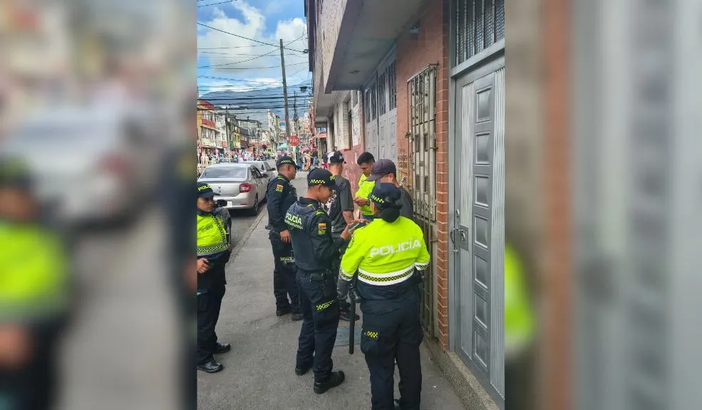 En el 20 de Julio: operativo incautó botellas adulteradas y suspendió bar En un bar del 20 de Julio (San Cristóbal), autoridades distritales decomisaron licor adulterado y suspendieron el establecimiento por incumplir la normativa.