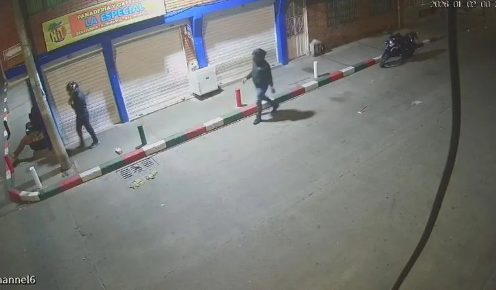 En exclusiva: video de cómo desalmados asesinaron a mujer trans en Engativá 1 En exclusiva: video de cómo desalmados asesinaron a mujer trans en Engativá Con el paso de los días salen a la luz más escalofriantes detalles del asesinato de una mujer trans, identificada en redes sociales como Catia, a manos de un par de desalmados que la golpearon con un objeto contundente sin mediar palabra, en el barrio Floridablanca, en la localidad de Engativá. En esta oportunidad, Q’HUBO Bogotá pudo conocer videos de la cruel agresión.