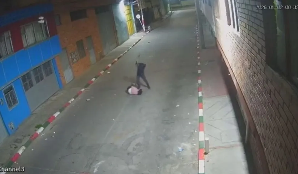 En exclusiva: video de cómo desalmados asesinaron a mujer trans en Engativá 2 En exclusiva: video de cómo desalmados asesinaron a mujer trans en Engativá Con el paso de los días salen a la luz más escalofriantes detalles del asesinato de una mujer trans, identificada en redes sociales como Catia, a manos de un par de desalmados que la golpearon con un objeto contundente sin mediar palabra, en el barrio Floridablanca, en la localidad de Engativá. En esta oportunidad, Q’HUBO Bogotá pudo conocer videos de la cruel agresión.