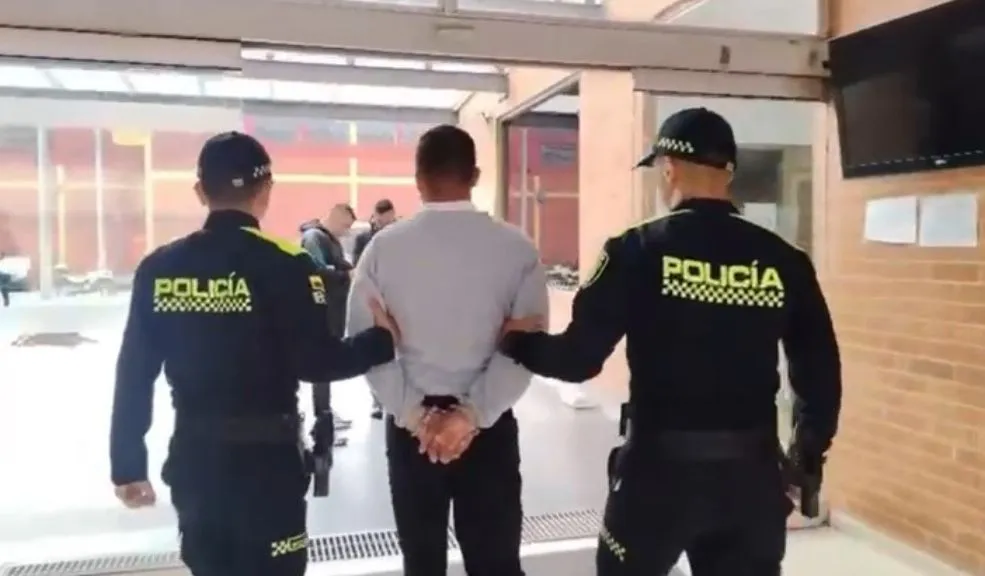 En la Estancia: capturan a un hombre por tentativa de feminicidio contra su pareja 1 En la Estancia: capturan a un hombre por tentativa de feminicidio contra su pareja Capturan a un hombre señalado de atacar brutalmente a su pareja en Ciudad Bolívar. La agresión ocurrió en el barrio La Estancia y es investigado por intento de feminicidio.