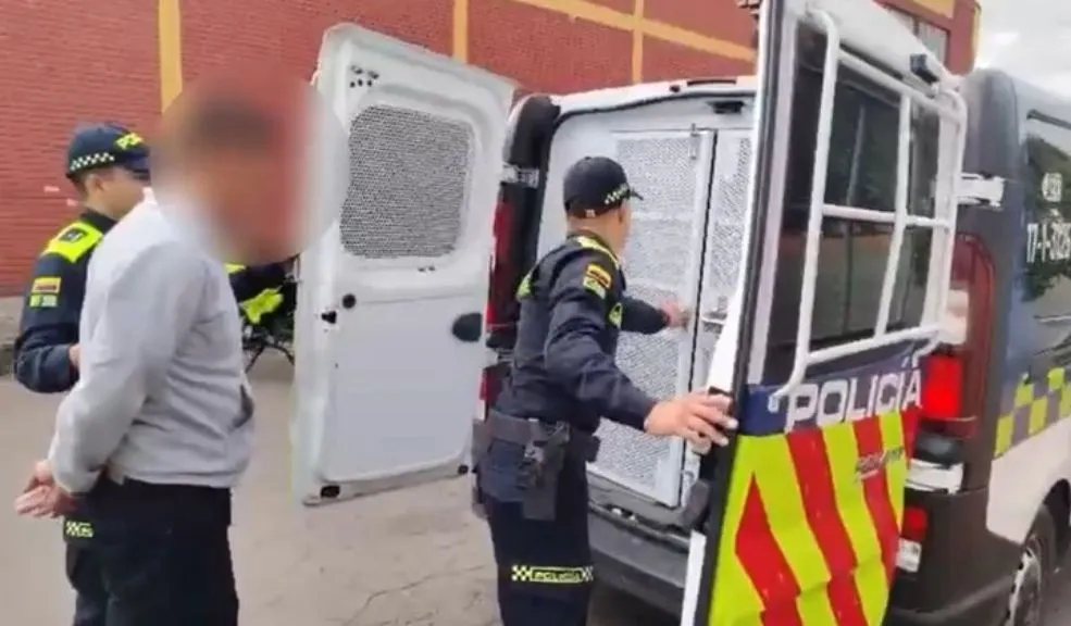 En la Estancia: capturan a un hombre por tentativa de feminicidio contra su pareja 2 En la Estancia: capturan a un hombre por tentativa de feminicidio contra su pareja Capturan a un hombre señalado de atacar brutalmente a su pareja en Ciudad Bolívar. La agresión ocurrió en el barrio La Estancia y es investigado por intento de feminicidio.
