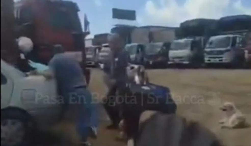 En video: a punta de disparos, ‘Los Satanás’ siembran el miedo entre comerciantes de Soacha En video quedó registrado el momento en que dos sujetos de nacionalidad venezolana, que al parecer pertenecen al grupo delincuencial ‘Los Satanás’, se acercan en motocicleta a diferentes puntos de Soacha y uno de ellos empieza a disparar para intimidar a los comerciantes y exigir el pago de ‘vacunas’.