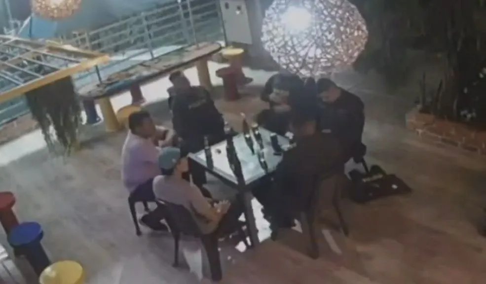 En video: ataque armado acabó con la vida de dos uniformados 4 En video: ataque armado acabó con la vida de dos uniformados Un ataque armado acabó con la vida de dos uniformados, un suceso que quedó registrado por cámaras de seguridad la noche del pasado lunes 5 de enero en el municipio de Cartagena del Chairá, Caquetá.