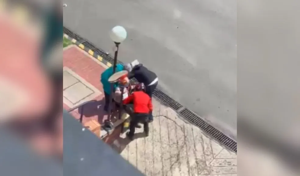En video quedo registrado el infame robo a un adulto mayor en Suba Dos delincuentes, con cascos puestos para no ser identificados, habrían atacado a una pareja de adultos mayores en la localidad de Suba para robarlos. En el video se observa cómo zarandean a uno de ellos en búsqueda de algún objeto de valor.