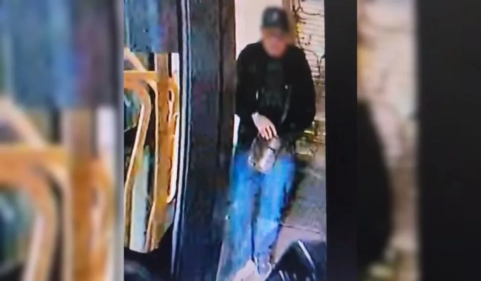 En video quedó registrado violento atraco a pasajeros de un bus en Engativá 1 En video quedó registrado violento atraco a pasajeros de un bus en Engativá Momentos de pánico vivieron varios pasajeros que se movilizaban en un bus de TransMilenio en la localidad de Engativá, luego de que delincuentes armados cometieran un violento atraco que quedó registrado en video y se difundió en redes sociales.