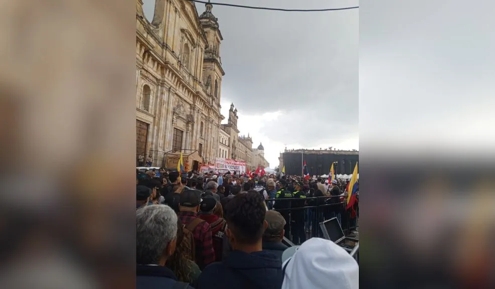 En vivo: así avanza la movilización convocada por Petro en defensa de la soberanía colombiana 1 En vivo: así avanza la movilización convocada por Petro en defensa de la soberanía colombiana Le contamos cómo avanza la movilización convocada por el presidente Gustavo Petro en la Plaza de Bolívar este 7 de enero para defender la soberanía de Colombia.
