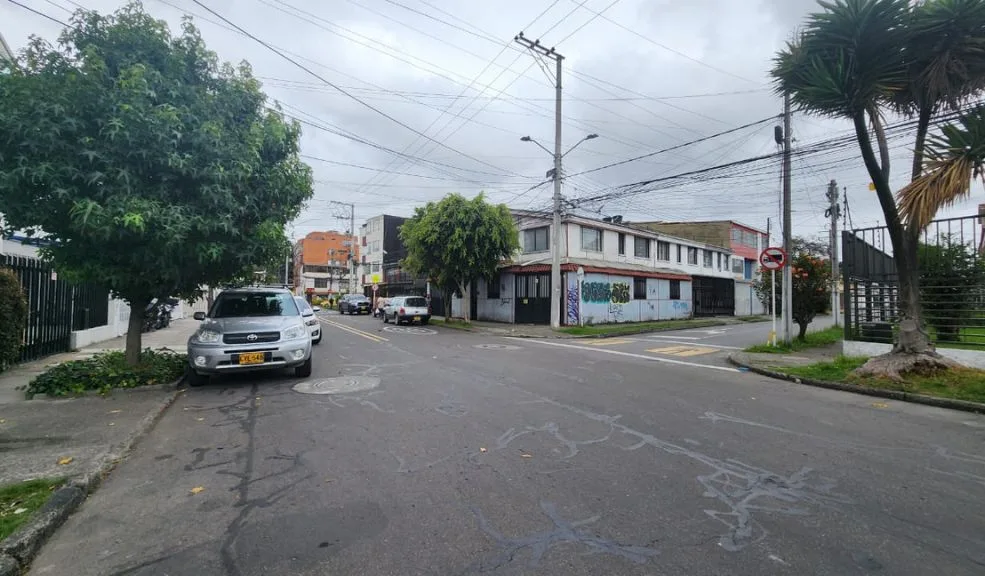 Engativá: presunto ladrón fue abatido en pleno robo en Normandía En la localidad de Engativá, un robo de autopartes terminó con la muerte de uno de los presuntos delincuentes y la captura de su cómplice, en hechos ocurridos en la tarde del jueves en el barrio Normandía, segundo sector.