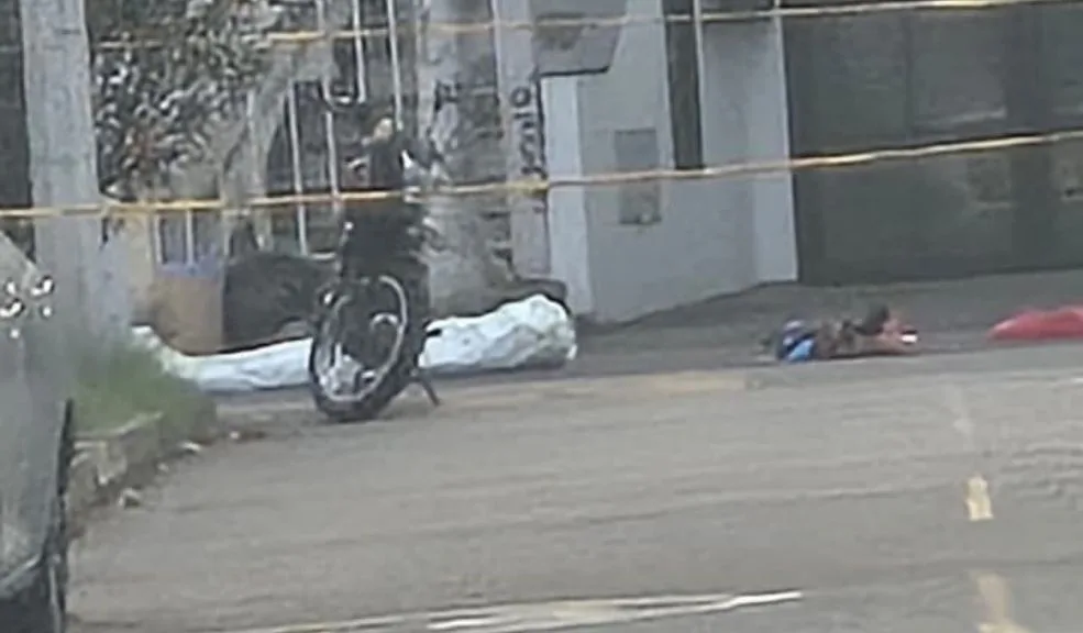 Engativá: presunto ladrón fue abatido en pleno robo en Normandía En la localidad de Engativá, un robo de autopartes terminó con la muerte de uno de los presuntos delincuentes y la captura de su cómplice, en hechos ocurridos en la tarde del jueves en el barrio Normandía, segundo sector.