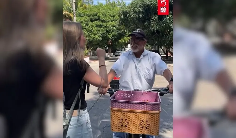 Este fue el regalo de Juan Valdez a ‘John Valdez’ el vendedor de tintos 1 Este fue el regalo de Juan Valdez a ‘John Valdez’ el vendedor de tintos Conocido en las calles como ‘John Valdez’, este vendedor de café se hizo famoso por su impecable presentación y por adaptar, con ingenio, la identidad de la marca más emblemática del país para su emprendimiento personal.