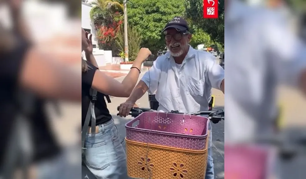 Este fue el regalo de Juan Valdez a ‘John Valdez’ el vendedor de tintos 2 Este fue el regalo de Juan Valdez a ‘John Valdez’ el vendedor de tintos Conocido en las calles como ‘John Valdez’, este vendedor de café se hizo famoso por su impecable presentación y por adaptar, con ingenio, la identidad de la marca más emblemática del país para su emprendimiento personal.