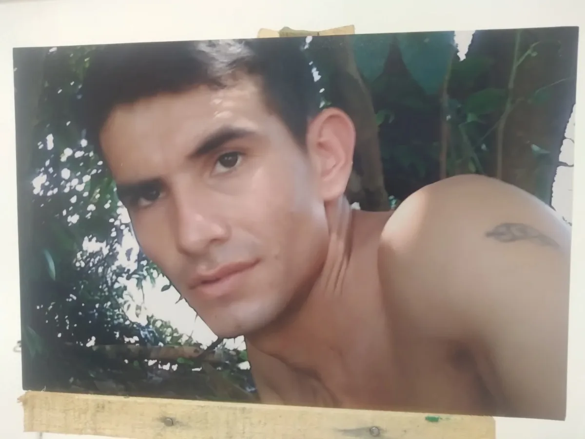 Fabián Gonzalo fue asesinado por defender a una maestra Fabián Gonzalo Gutiérrez Torres, conocido cariñosamente como ‘Rufino’, quien falleció tras ser víctima de un ataque brutal. El joven perdió la vida por proteger a una docente y madre de un amigo, quien era acosada y extorsionada por un sujeto con antecedentes.