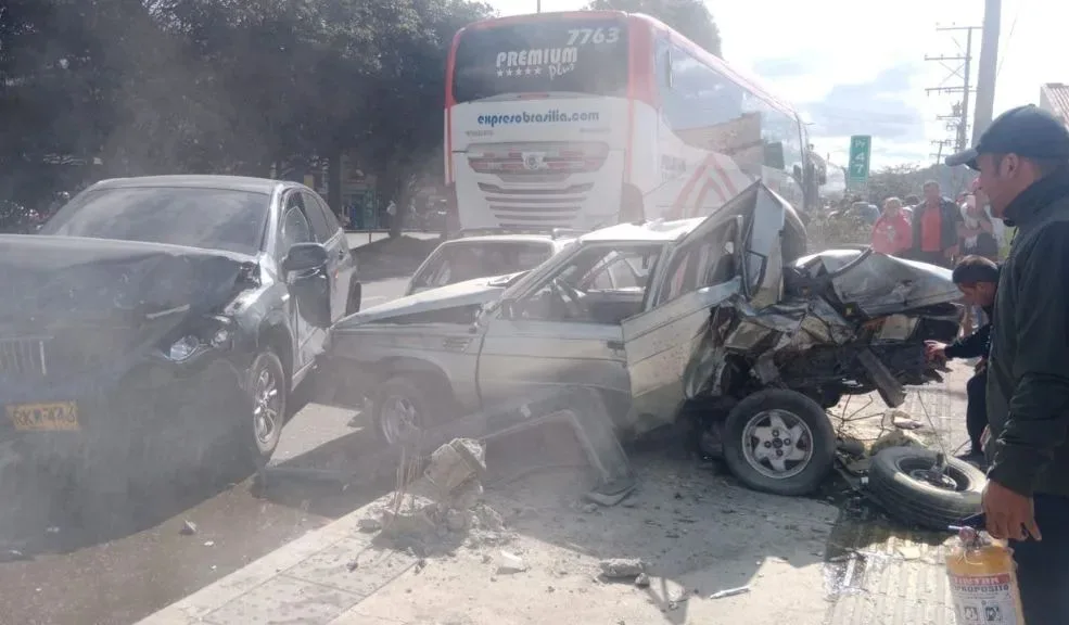 Facatativá: detalles del accidente múltiple que cobró la vida de dos personas y dejó cinco heridos 1 Facatativá: detalles del accidente múltiple que cobró la vida de dos personas y dejó cinco heridos Un aparatoso y trágico siniestro vial cobró la vida de Wílmer Leonardo Espitia Lombana y Yesenia Sánchez Castro, en hechos ocurridos en la mañana del sábado en el municipio de Facatativá. Además, el hijo menor de la mujer y otras cuatro personas resultaron heridas.