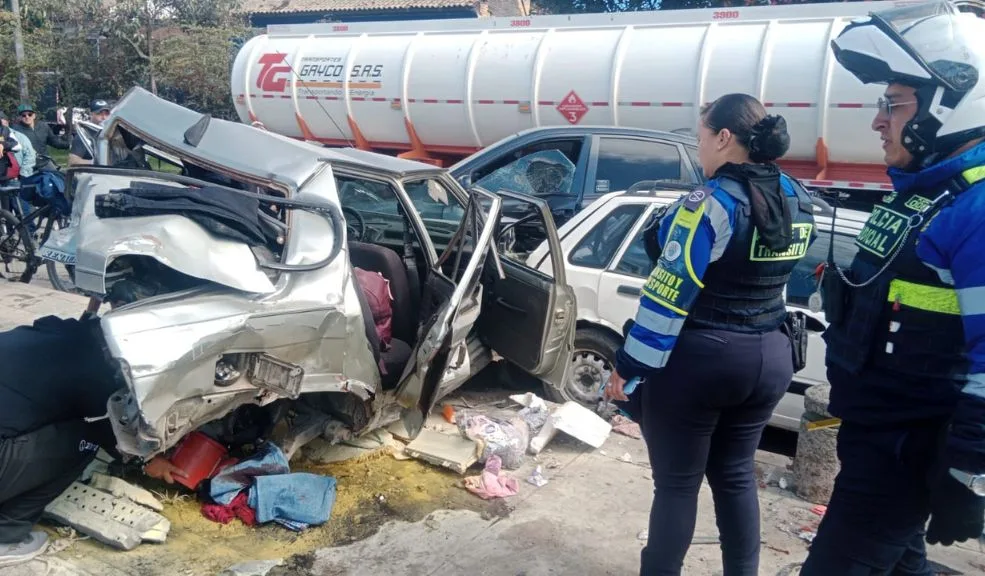 Facatativá: impactante accidente múltiple entre cuatro vehículos deja tres heridos En la mañana de este sábado 17 de enero, un impactante accidente de tránsito se registró en pleno centro de Facatativá, en la vía que conecta el municipio con Bogotá. Hasta el momento, se han reportado tres personas heridas, mientras que uno de los vehículos quedó completamente destruido en su parte trasera.