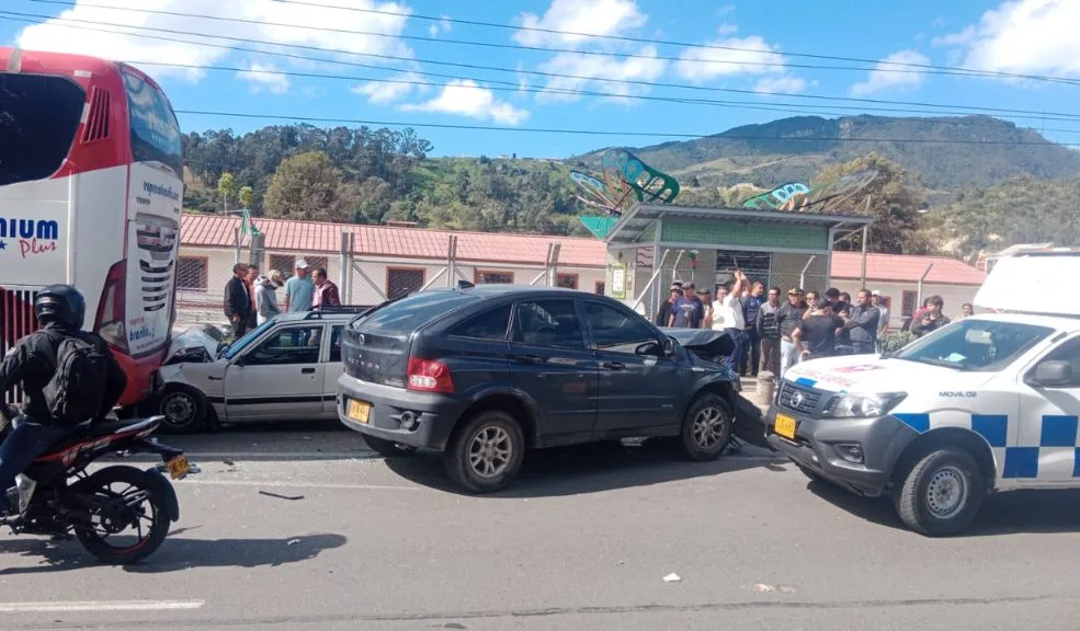 Facatativá: impactante accidente múltiple entre cuatro vehículos deja tres heridos 1 Facatativá: impactante accidente múltiple entre cuatro vehículos deja tres heridos En la mañana de este sábado 17 de enero, un impactante accidente de tránsito se registró en pleno centro de Facatativá, en la vía que conecta el municipio con Bogotá. Hasta el momento, se han reportado tres personas heridas, mientras que uno de los vehículos quedó completamente destruido en su parte trasera.