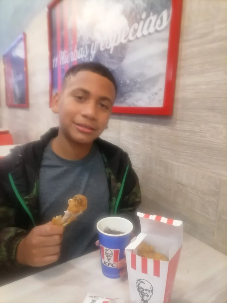 Familia pide ayuda para ubicar a Orlando Jesús, menor de 13 años desaparecido en Antonio Nariño La incertidumbre invade a una madre en el sur de Bogotá tras la extraña desaparición de su hijo de 13 años, Orlando Jesús Delgado Caballero.