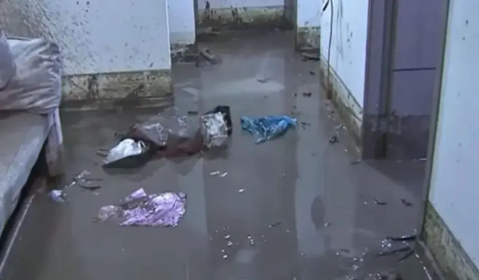 Fuertes lluvias causaron estragos en Ciudad Bolívar: derrumbe en El Ensueño II Las fuertes lluvias que se registraron durante la jornada del 5 de enero no solo inundaron varias vías de la capital, sino que también debilitaron el terreno en la localidad de Ciudad Bolívar, donde un derrumbe afectó varias viviendas del barrio El Ensueño II, obligando a varias familias a evacuar sus hogares ante el riesgo inminente.