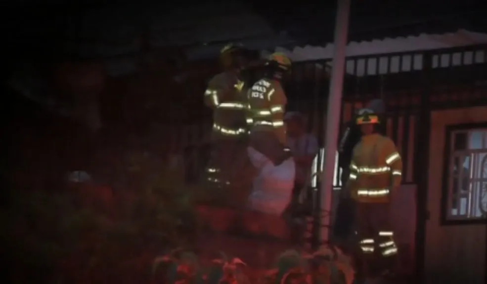 Fuertes lluvias causaron estragos en Ciudad Bolívar: derrumbe en El Ensueño II Las fuertes lluvias que se registraron durante la jornada del 5 de enero no solo inundaron varias vías de la capital, sino que también debilitaron el terreno en la localidad de Ciudad Bolívar, donde un derrumbe afectó varias viviendas del barrio El Ensueño II, obligando a varias familias a evacuar sus hogares ante el riesgo inminente.