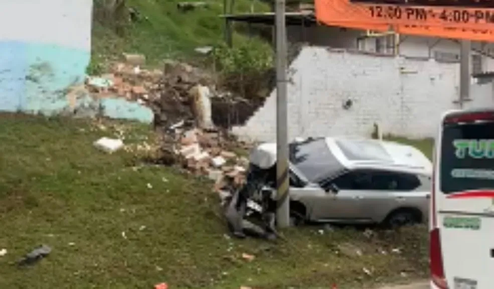 Grave choque en Usaquén: automóvil se estrelló y tumbó un muro Un grave choque se registró en la localidad de Usaquén, luego de que un automóvil se estrellara contra un muro, lo tumbara y el vehículo quedara contra un poste, en sentido contrario al que transitaba.