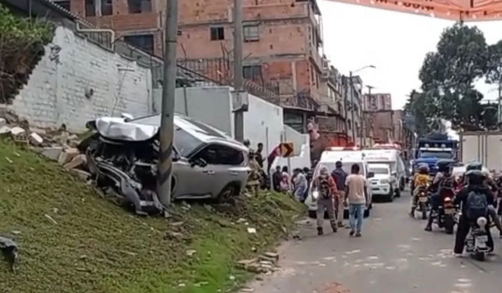 Grave choque en Usaquén: automóvil se estrelló y tumbó un muro 1 Grave choque en Usaquén: automóvil se estrelló y tumbó un muro Un grave choque se registró en la localidad de Usaquén, luego de que un automóvil se estrellara contra un muro, lo tumbara y el vehículo quedara contra un poste, en sentido contrario al que transitaba.