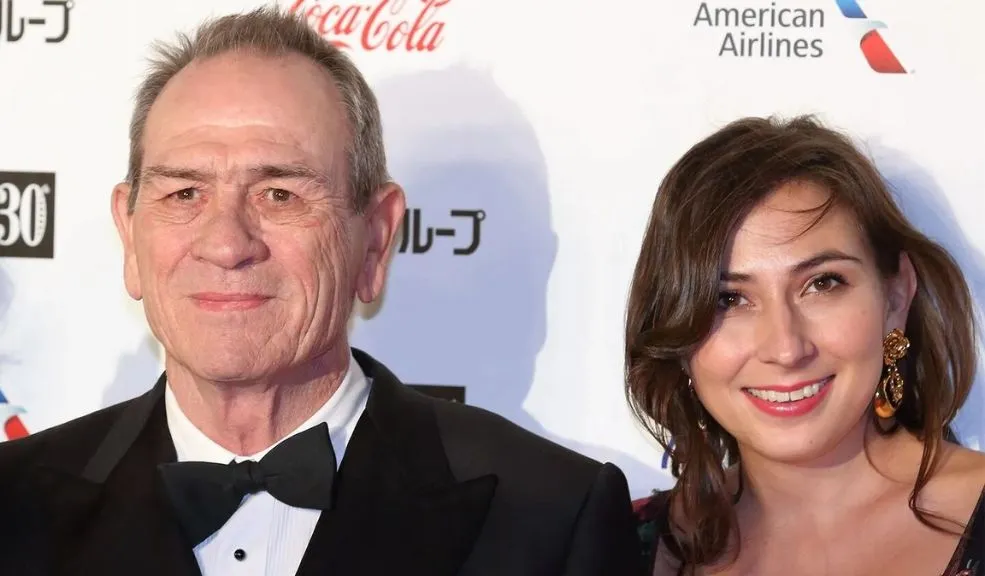 Hija de reconocido actor de 'Hombres de negro' fue encontrada muerta en un hotel 2 Hija de reconocido actor de 'Hombres de negro' fue encontrada muerta en un hotel Durante la madrugada de este primero de enero, las autoridades confirmaron el hallazgo del cuerpo sin vida de la hija del reconocido actor estadounidense Tommy Lee Jones.