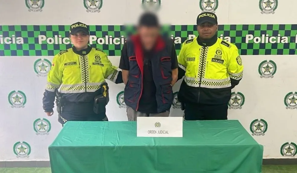 Hombre con cinco capturas por hurto fue detenido nuevamente en Kennedy Un hombre de 45 años, considerado un objetivo recurrente para las autoridades en la localidad de Kennedy, fue capturado nuevamente durante operativos de control en las bodegas de la central de Corabastos.