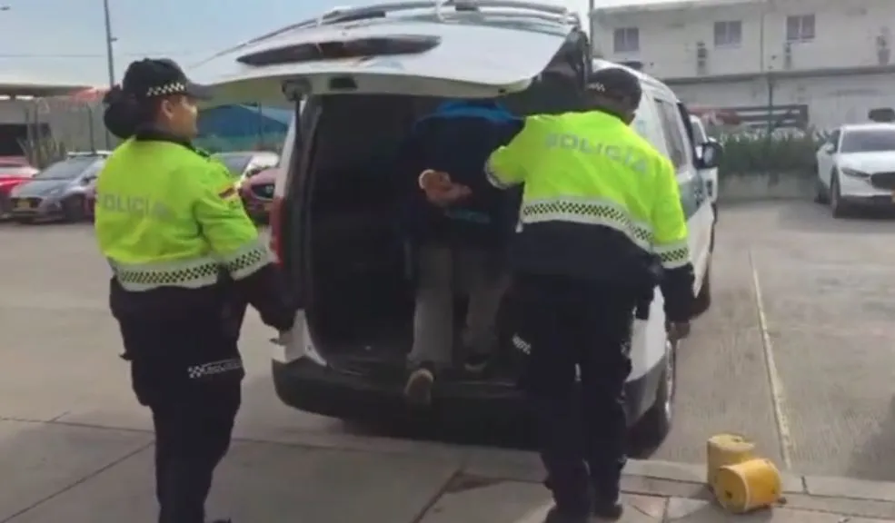 Hombre con cinco capturas por hurto fue detenido nuevamente en Kennedy 1 Hombre con cinco capturas por hurto fue detenido nuevamente en Kennedy Un hombre de 45 años, considerado un objetivo recurrente para las autoridades en la localidad de Kennedy, fue capturado nuevamente durante operativos de control en las bodegas de la central de Corabastos.