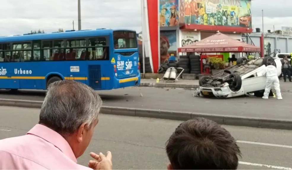 Imputan homicidio al propietario de vehículo involucrado en accidente de Engativá La Fiscalía General de la Nación vinculó formalmente a Edwin Delgado al proceso judicial por el trágico accidente ocurrido el pasado 31 de octubre en la Avenida Mutis, donde dos motociclistas perdieron la vida.
