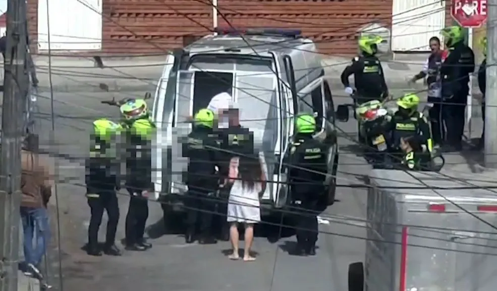 Insólito caso de violencia intrafamiliar en Fontibón: pidió ayuda y resultó presa 1 Insólito caso de violencia intrafamiliar en Fontibón: pidió ayuda y resultó presa Lo que comenzó como una escena de gritos y desesperación en plena vía pública terminó dejando al descubierto un caso de violencia intrafamiliar y una orden de captura vigente. El hecho se registró en el barrio Flandes, en la localidad de Fontibón, y culminó con la captura de dos personas, entre ellas una mujer requerida por la justicia por el delito de extorsión.
