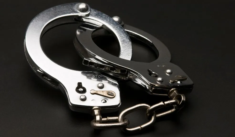 Insólito caso de violencia intrafamiliar en Fontibón: pidió ayuda y resultó presa 2 Insólito caso de violencia intrafamiliar en Fontibón: pidió ayuda y resultó presa Lo que comenzó como una escena de gritos y desesperación en plena vía pública terminó dejando al descubierto un caso de violencia intrafamiliar y una orden de captura vigente. El hecho se registró en el barrio Flandes, en la localidad de Fontibón, y culminó con la captura de dos personas, entre ellas una mujer requerida por la justicia por el delito de extorsión.