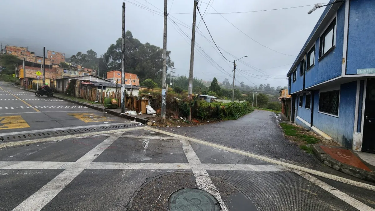 San Cristóbal: hallan entre sábanas el cadáver de Juan Pablo en una montaña de Juan Rey Las autoridades investigan el aterrador hallazgo del cuerpo de Juan Pablo Pulido en una zona montañosa del barrio Juan Rey, en San Cristóbal. Se conoce que la víctima residía en el barrio Gustavo Restrepo, de la localidad de Rafael Uribe Uribe.