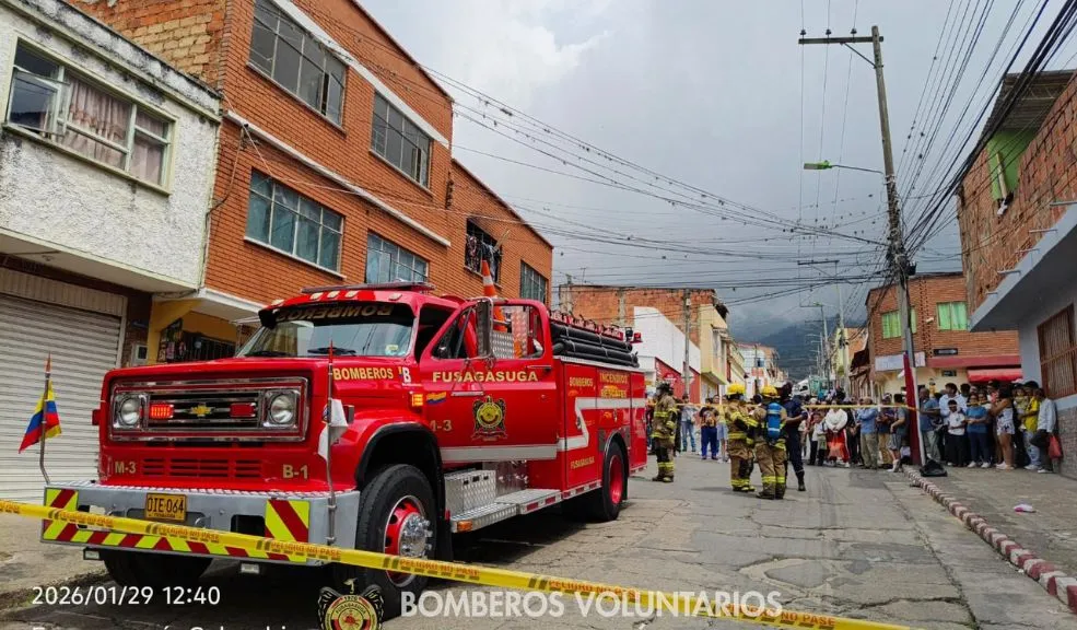 Joven de 20 años murió en incendio de una vivienda en Fusagasugá La tarde de ayer se tornó trágica en el municipio de Fusagasugá tras el reporte de un incendio estructural que cobró la vida de Raúl Alfredo Sossa Méndez, un joven de 20 años.