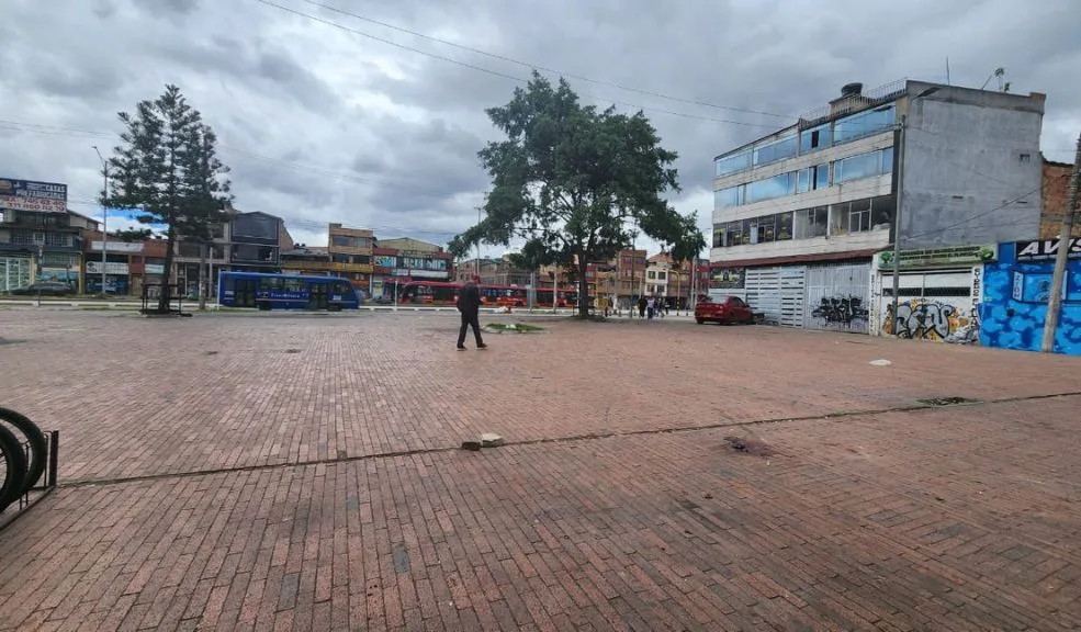 Kennedy: más detalles del homicidio a tiros de un hombre en Patio Bonito Un nuevo hecho de violencia sacudió a la localidad de Kennedy y generó temor entre comerciantes y transeúntes. En un sector concurrido y a plena luz del día, un hombre fue asesinado a tiros en circunstancias que aún son materia de investigación. Q’HUBO Bogotá se dirigió al sector y conoció la versión de los hechos de algunos testigos.