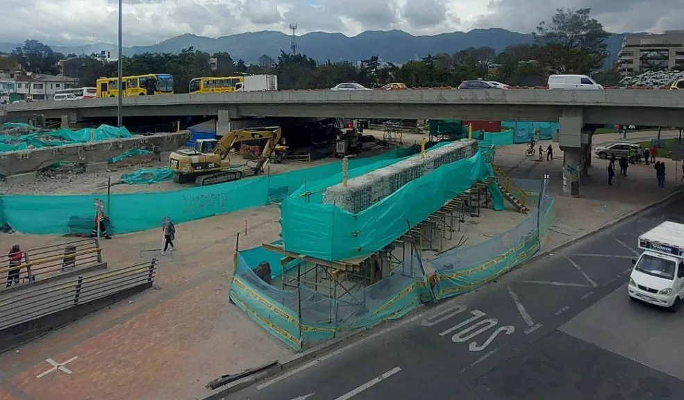 Kennedy: mujer se habría lanzado por segunda vez desde un puente Un lamentable hecho se reportó en la localidad de Kennedy, exactamente en el puente de la avenida Américas con la avenida 68. Una joven, presuntamente, se habría lanzado desde el puente; según información extraoficial, esta sería la segunda vez que lo hace. Se hace un llamado a las personas que puedan conocerla o a sus familiares para que le brinden acompañamiento y apoyo emocional.