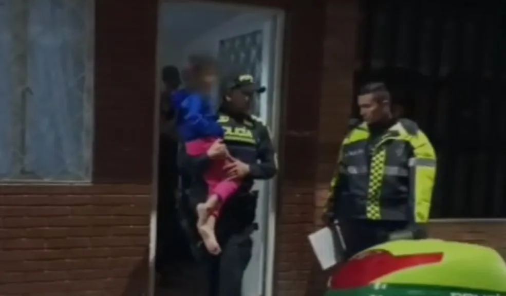 Kennedy: niña de 6 años fue rescatada tras pedir auxilio y manifestar tener hambre En el barrio Roma de la localidad de Kennedy, las unidades de Policía y Bomberos atendieron los llamados desesperados de una menor de seis años que gritaba por la ventana y manifestaba tener hambre.