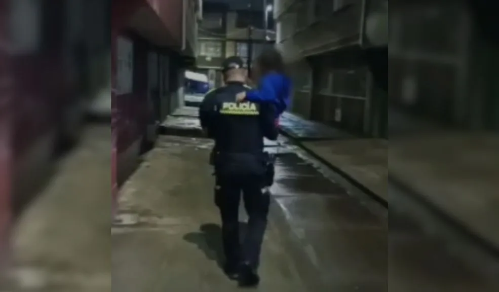 Kennedy: niña de 6 años fue rescatada tras pedir auxilio y manifestar tener hambre 8 Kennedy: niña de 6 años fue rescatada tras pedir auxilio y manifestar tener hambre En el barrio Roma de la localidad de Kennedy, las unidades de Policía y Bomberos atendieron los llamados desesperados de una menor de seis años que gritaba por la ventana y manifestaba tener hambre.