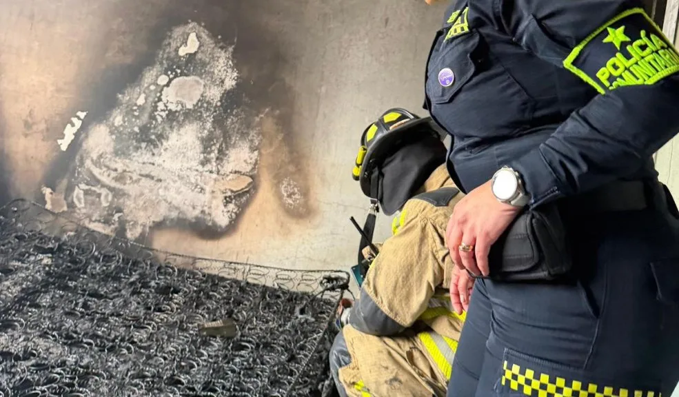 Kennedy: policías evitaron que un incendio se propagara en una vivienda de Marsella Policías de Tránsito habrían acudido a los llamados de preocupación de la comunidad del barrio Marsella, en la localidad de Kennedy, luego de que una vivienda se viera seriamente afectada por la presencia de humo y llamas.