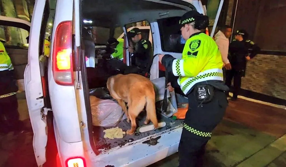 Kennedy: un capturado, dos pagadiarios cerrados y mil dosis de droga fuera de las calles La policía se ha tomado las calles de Bogotá para hacerle frente a la delincuencia. En los dos últimos días han realizado tres megatomas dejando varios capturados, armas y estupefacientes incautados. Durante el operativo realizado en la localidad de Kennedy se cerraron dos pagadiarios y se incautaron varios elementos.