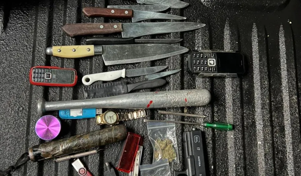Kennedy: un capturado, dos pagadiarios cerrados y mil dosis de droga fuera de las calles La policía se ha tomado las calles de Bogotá para hacerle frente a la delincuencia. En los dos últimos días han realizado tres megatomas dejando varios capturados, armas y estupefacientes incautados. Durante el operativo realizado en la localidad de Kennedy se cerraron dos pagadiarios y se incautaron varios elementos.