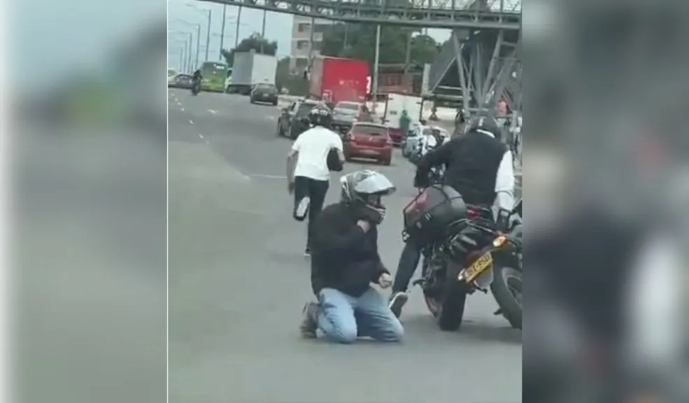 Kennedy: violento hurto a conductor de motocicleta 1 Kennedy: violento hurto a conductor de motocicleta La inseguridad continúa afectando las calles de la capital. Un video difundido en grupos de seguridad ciudadana muestra los momentos de pánico que vivieron conductores y transeúntes durante un violento hurto ocurrido frente a la estación de TransMilenio Transversal 86, en el suroccidente de Bogotá.